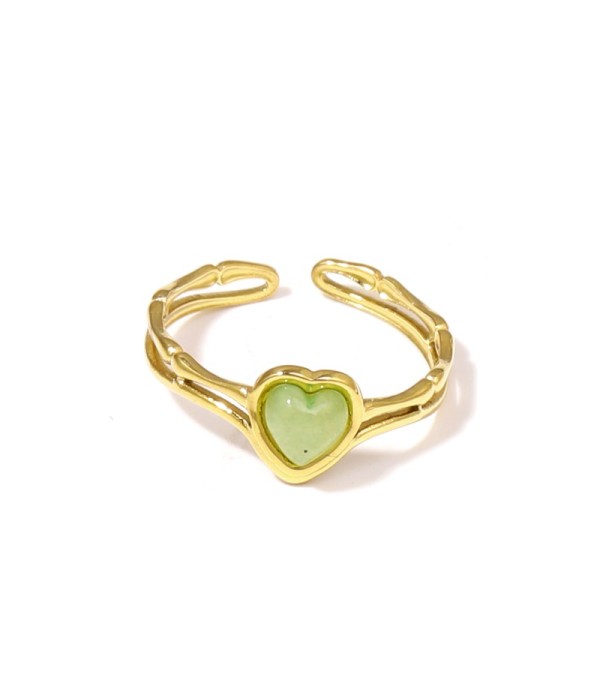 Anillo dorado de corazón con piedra