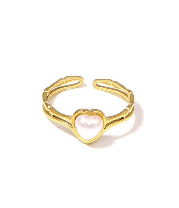 Anillo dorado de corazón con piedra