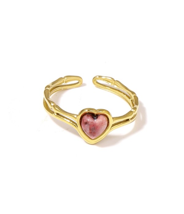 Anillo dorado de corazón con piedra