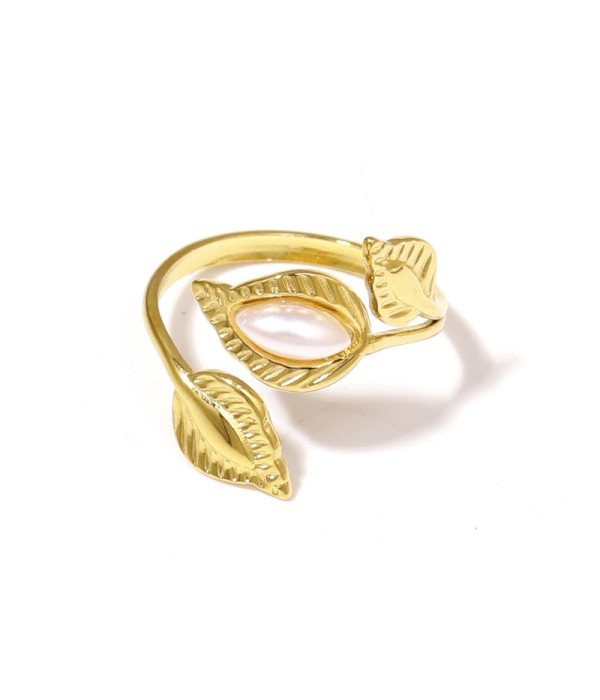 Anillo dorado de hojas con piedra