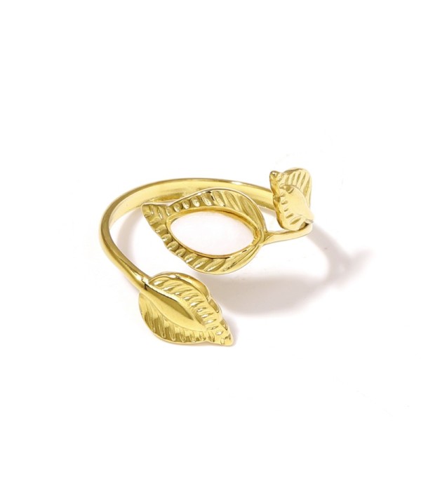Anillo dorado de hojas con piedra