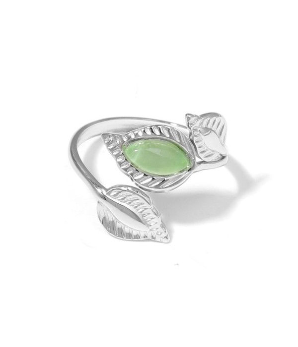 Anillo plateado de hojas con piedra