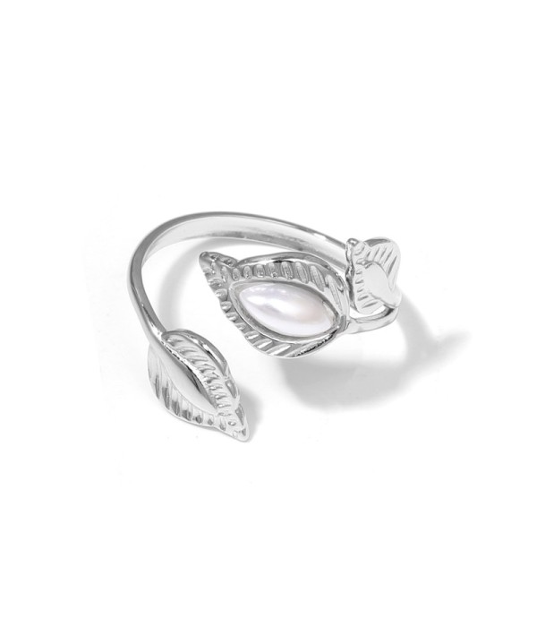 Anillo plateado de hojas con piedra