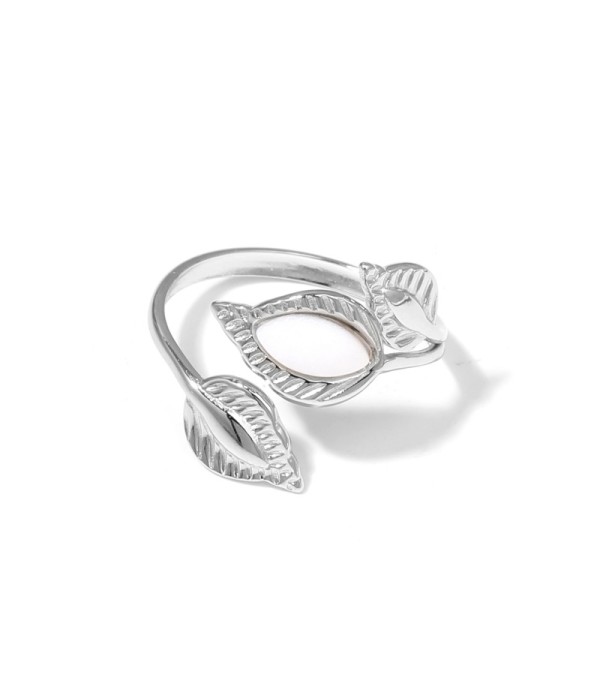 Anillo plateado de hojas con piedra