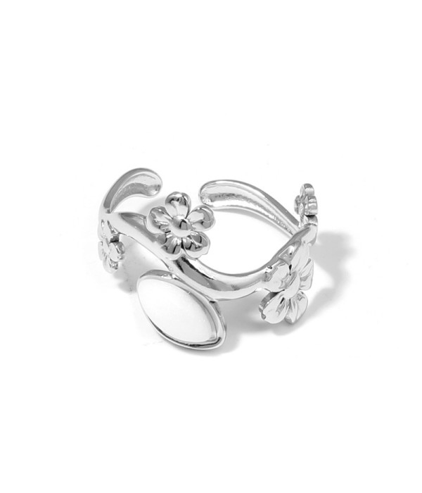 Anillo plateado de flores con piedra