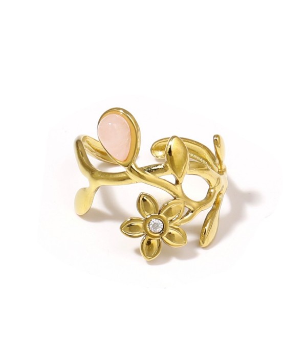 Anillo dorado de flores y hojas con piedra