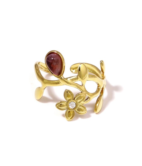 Anillo dorado de flores y hojas con piedra