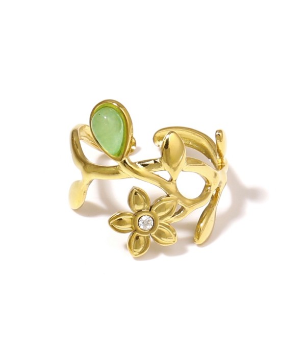 Anillo dorado de flores y hojas con piedra