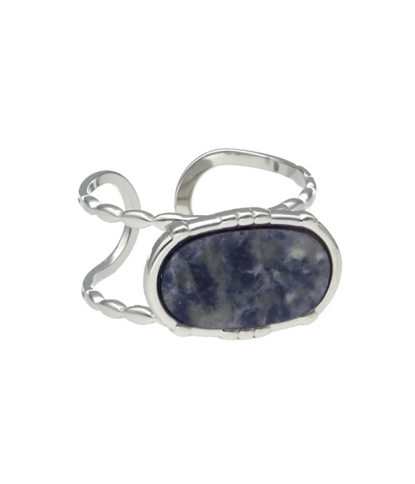 Anillo plateado con piedra ovalada