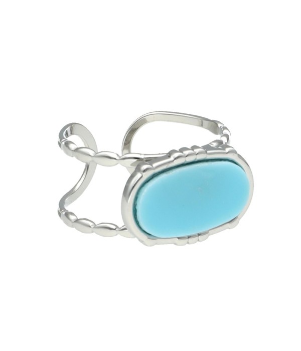 Anillo plateado con piedra ovalada