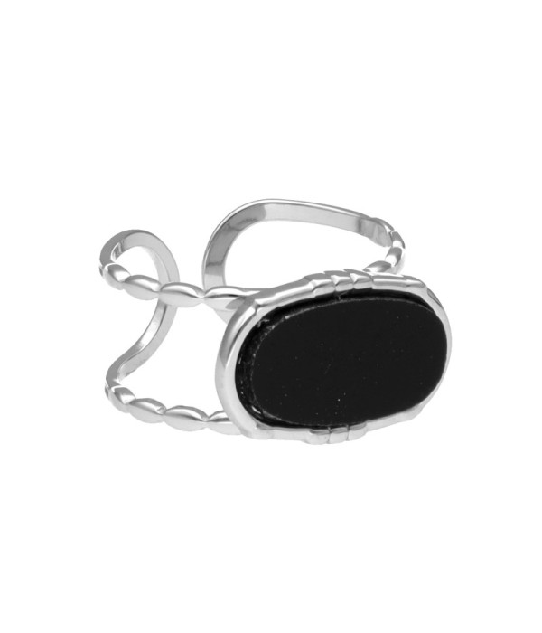 Anillo plateado con piedra ovalada