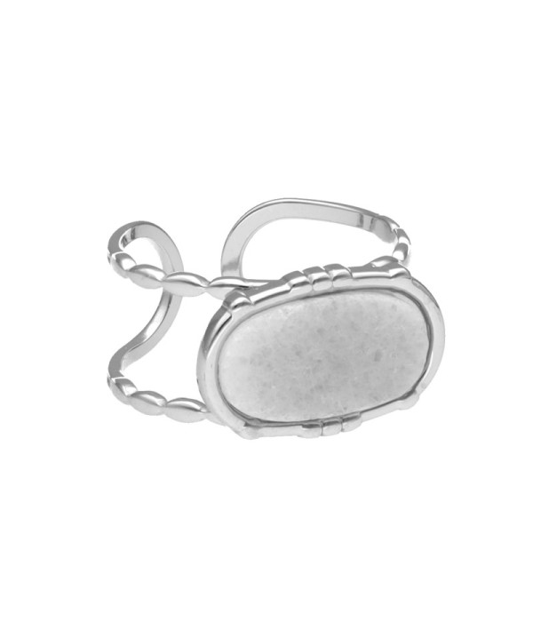 Anillo plateado con piedra ovalada