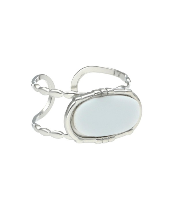 Anillo plateado con piedra ovalada