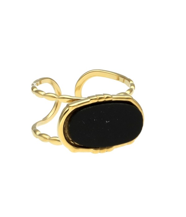 Anillo dorado con piedra ovalada