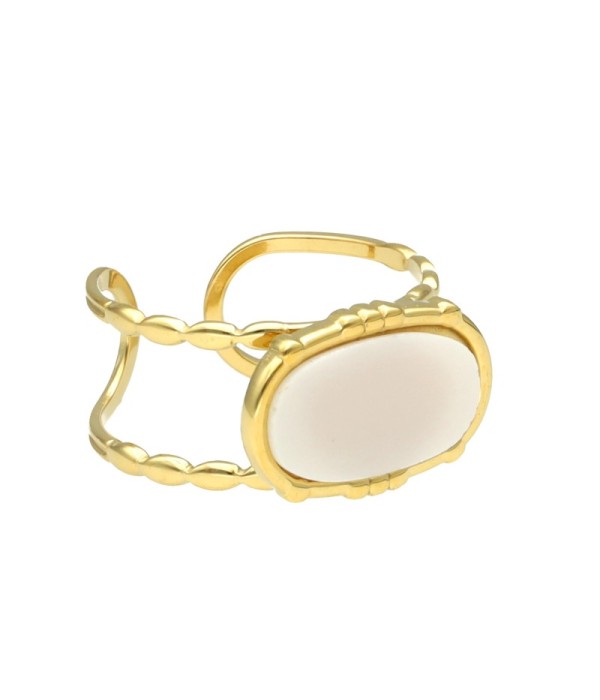 Anillo dorado con piedra ovalada