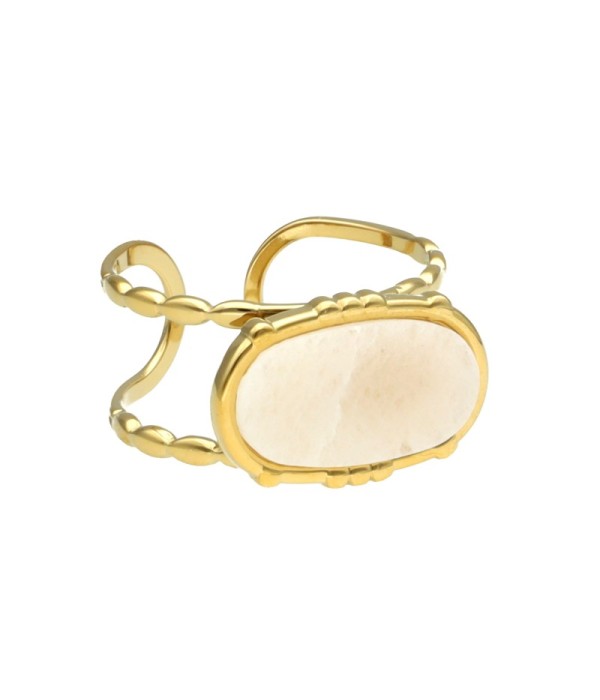Anillo dorado con piedra ovalada
