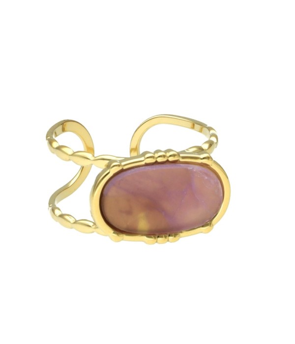Anillo dorado con piedra ovalada