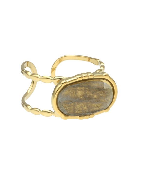 Anillo dorado con piedra ovalada