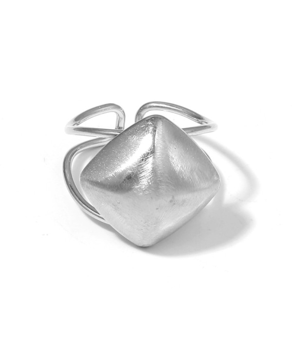 Anillo plateado con diseño geométrico tridimensional