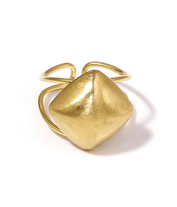 Anillo dorado con diseño geométrico tridimensional