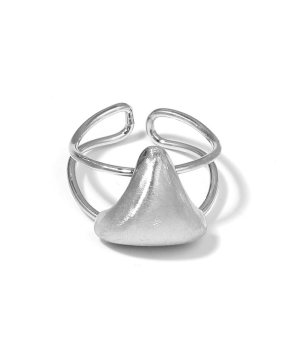 Anillo plateado abierto con diseño triangular tridimensional