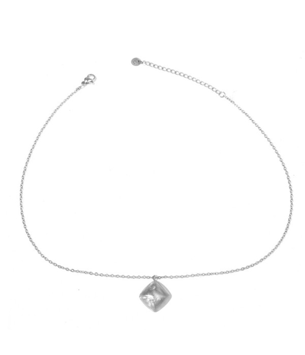 Collar plateado de rombo con efecto mate