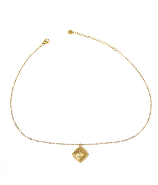 Collar dorado de rombo con efecto mate