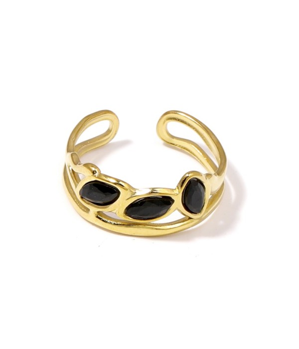 Anillo dorado con tres circonitas 2
