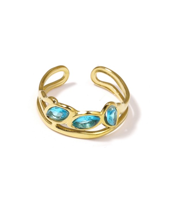 Anillo dorado con tres circonitas