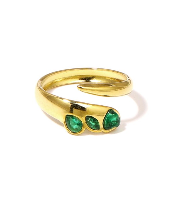 Anillo dorado con tres circonitas