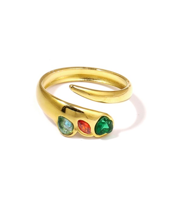 Anillo dorado con tres circonitas