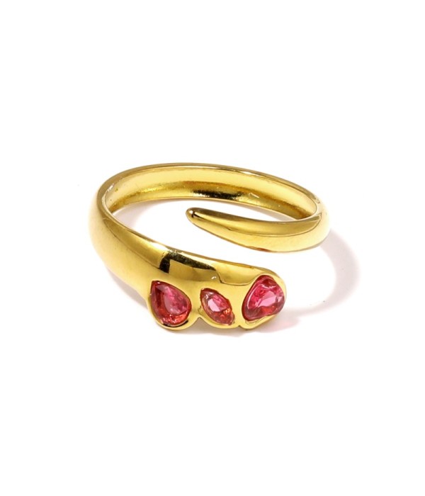 Anillo dorado con tres circonitas