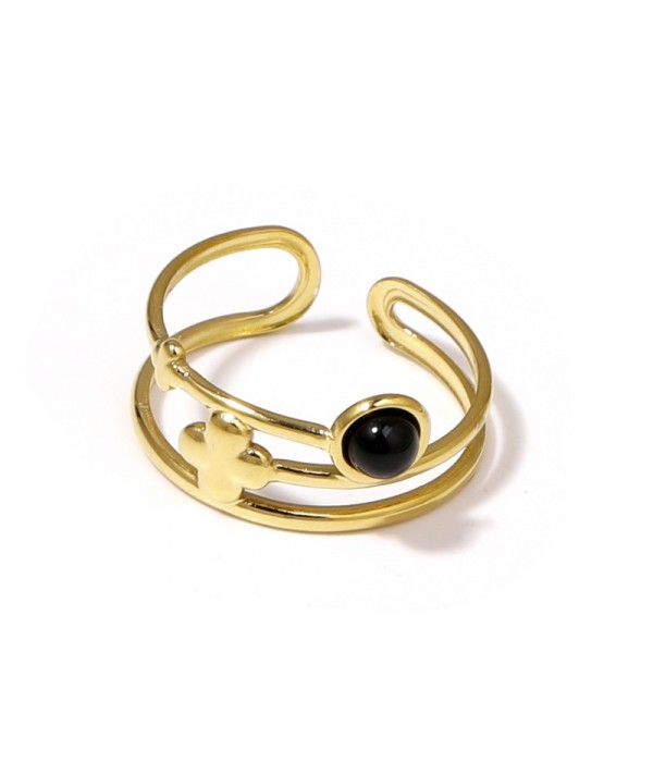 Anillo dorado con trébol de cuatro hojas y piedra
