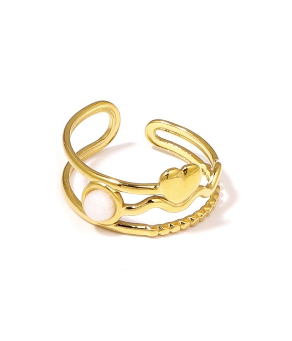 Anillo dorado con corazón y piedra