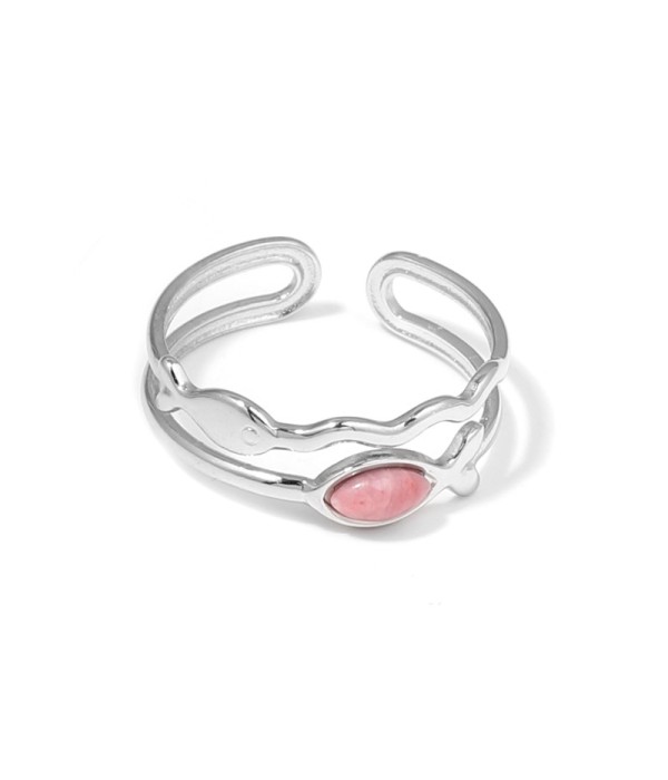 Anillo plateado con siluetas de peces y piedra