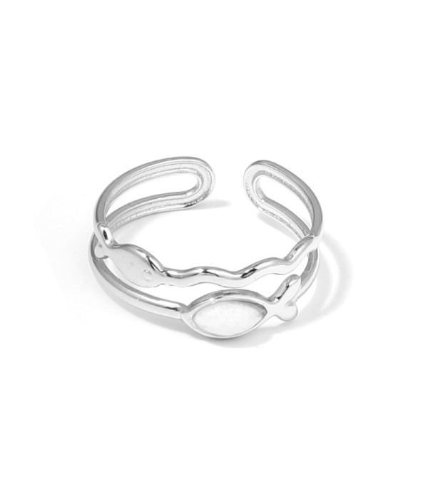 Anillo plateado con siluetas de peces y piedra