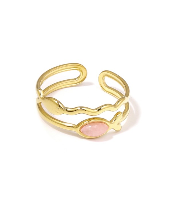 Anillo dorado con siluetas de peces y piedra