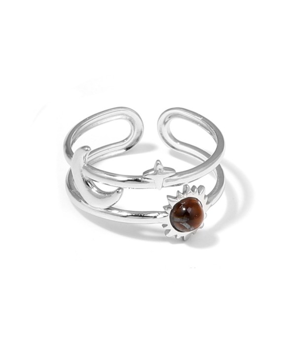 Anillo plateado de temática cósmica con piedra