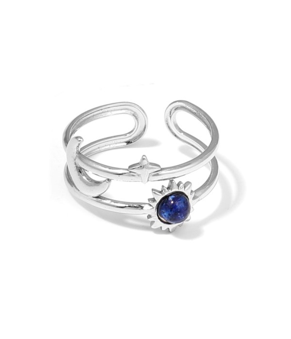 Anillo plateado de temática cósmica con piedra