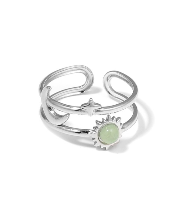 Anillo plateado de temática cósmica con piedra
