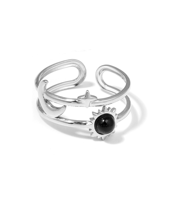 Anillo plateado de temática cósmica con piedra