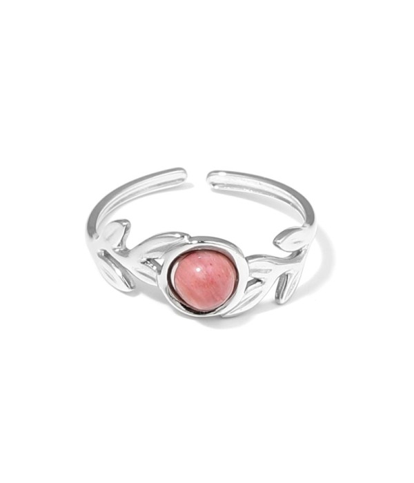 Anillo plateado con diseño de hojas y piedra