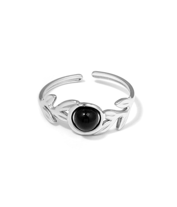 Anillo plateado con diseño de hojas y piedra