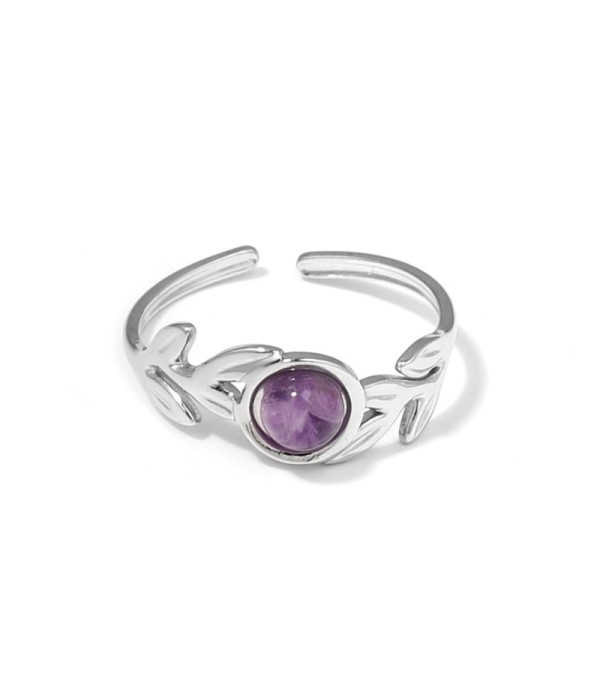 Anillo plateado con diseño de hojas y piedra