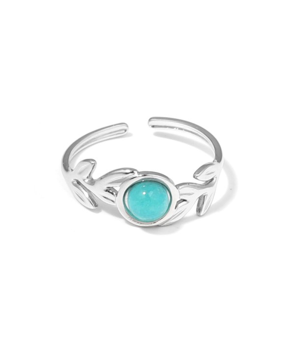 Anillo plateado con diseño de hojas y piedra