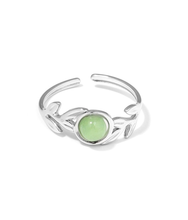 Anillo plateado con diseño de hojas y piedra