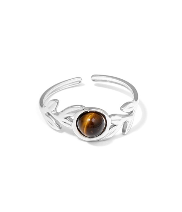 Anillo plateado con diseño de hojas y piedra