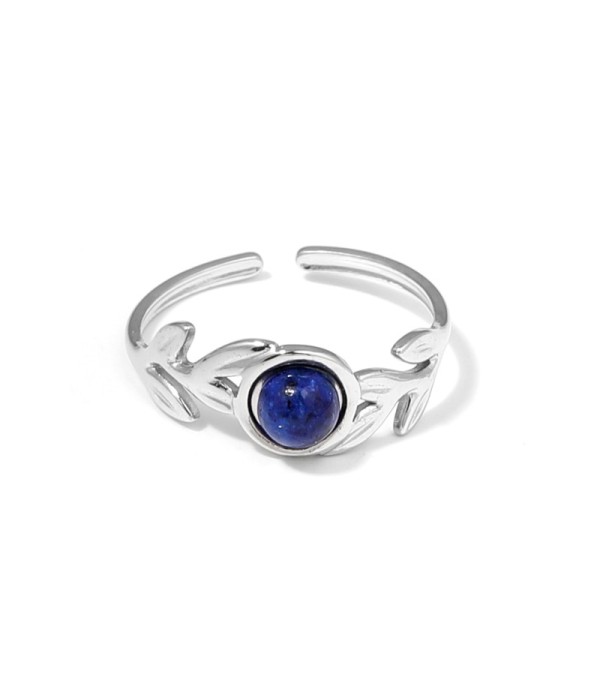 Anillo plateado con diseño de hojas y piedra