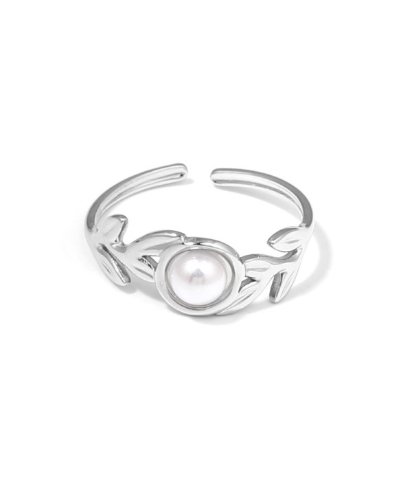 Anillo plateado con diseño de hojas y piedra