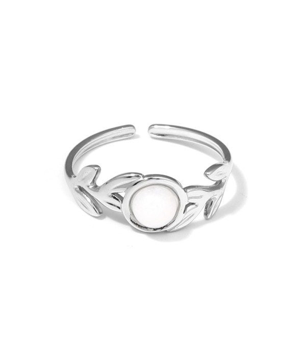 Anillo plateado con diseño de hojas y piedra